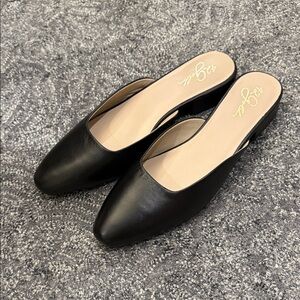42 GOLD Black Slip-On Leather Mule Heels